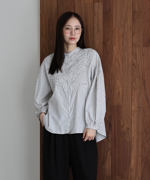 J by blue(ジェイバイブルー)の「フロントシャーリングストライプシャツ(シャツ/ブラウス・レディース・ホワイト/ネイビー・MEDIUM)」の6枚目の写真