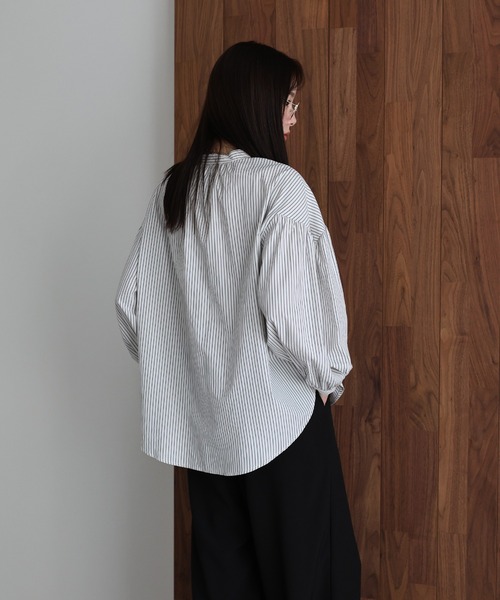 J by blue(ジェイバイブルー)の「フロントシャーリングストライプシャツ(シャツ/ブラウス・レディース・ホワイト/ネイビー・MEDIUM)」の7枚目の写真