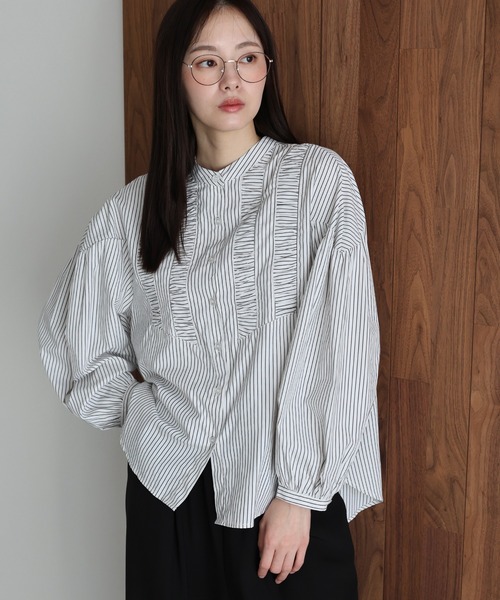 J by blue(ジェイバイブルー)の「フロントシャーリングストライプシャツ(シャツ/ブラウス・レディース・ホワイト/ネイビー・MEDIUM)」の3枚目の写真