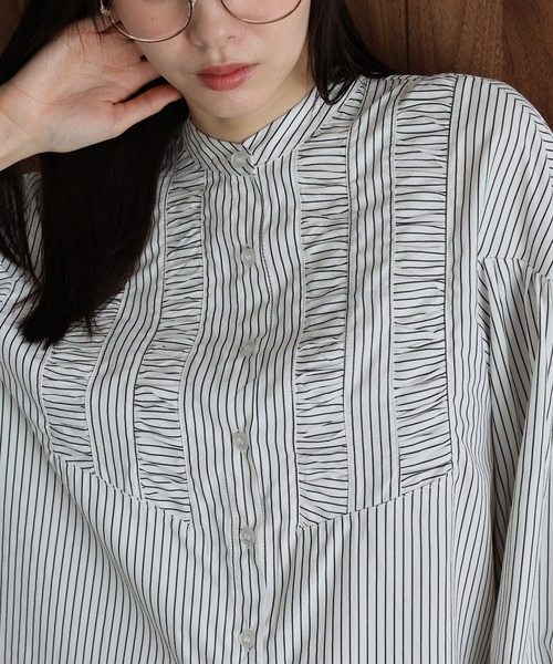 J by blue(ジェイバイブルー)の「フロントシャーリングストライプシャツ(シャツ/ブラウス・レディース・ホワイト/ネイビー・MEDIUM)」の8枚目の写真