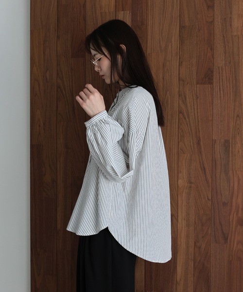 J by blue(ジェイバイブルー)の「フロントシャーリングストライプシャツ(シャツ/ブラウス・レディース・ホワイト/ネイビー・MEDIUM)」の5枚目の写真