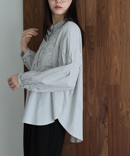 J by blue(ジェイバイブルー)の「フロントシャーリングストライプシャツ(シャツ/ブラウス・レディース・ホワイト/ネイビー・MEDIUM)」の4枚目の写真
