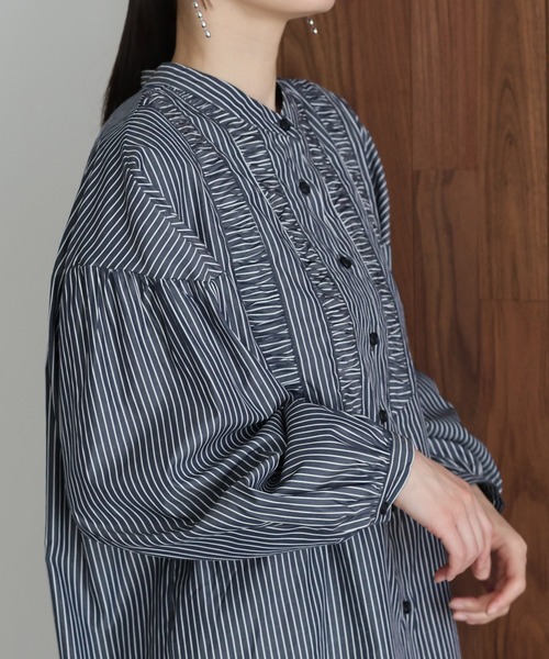 J by blue(ジェイバイブルー)の「フロントシャーリングストライプシャツ(シャツ/ブラウス・レディース・ホワイト/ネイビー・MEDIUM)」の16枚目の写真