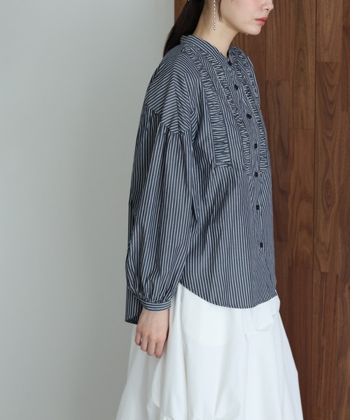 J by blue(ジェイバイブルー)の「フロントシャーリングストライプシャツ(シャツ/ブラウス・レディース・ホワイト/ネイビー・MEDIUM)」の13枚目の写真