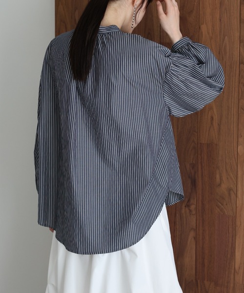 J by blue(ジェイバイブルー)の「フロントシャーリングストライプシャツ(シャツ/ブラウス・レディース・ホワイト/ネイビー・MEDIUM)」の12枚目の写真
