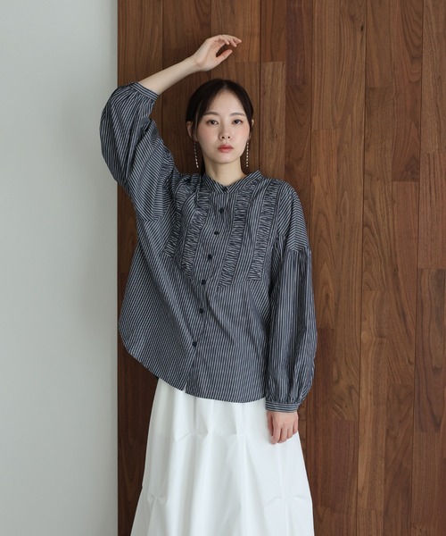 J by blue(ジェイバイブルー)の「フロントシャーリングストライプシャツ(シャツ/ブラウス・レディース・ホワイト/ネイビー・MEDIUM)」の14枚目の写真