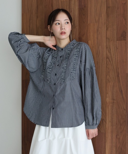 J by blue(ジェイバイブルー)の「フロントシャーリングストライプシャツ(シャツ/ブラウス・レディース・ホワイト/ネイビー・MEDIUM)」の10枚目の写真