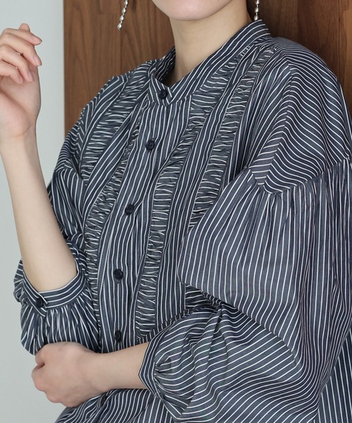 J by blue(ジェイバイブルー)の「フロントシャーリングストライプシャツ(シャツ/ブラウス・レディース・ホワイト/ネイビー・MEDIUM)」の15枚目の写真