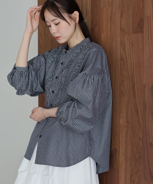 J by blue(ジェイバイブルー)の「フロントシャーリングストライプシャツ(シャツ/ブラウス・レディース・ホワイト/ネイビー・MEDIUM)」の11枚目の写真