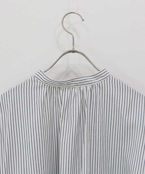 J by blue(ジェイバイブルー)の「フロントシャーリングストライプシャツ(シャツ/ブラウス・レディース・ホワイト/ネイビー・MEDIUM)」の21枚目の写真