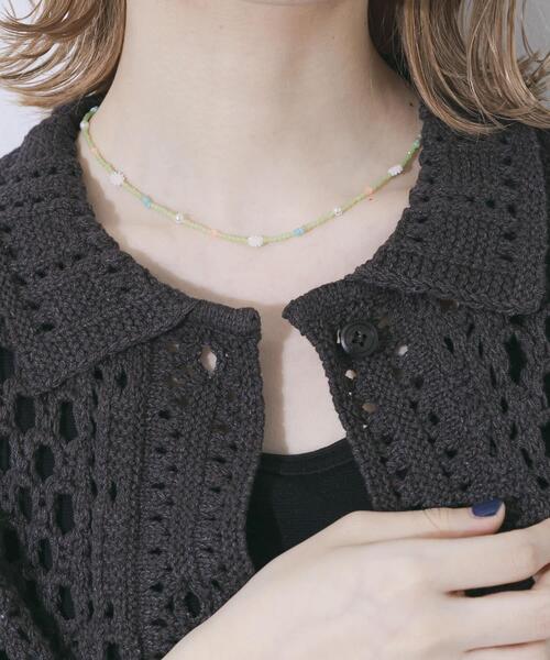 SMELLY(スメリー)の「フラワーモチーフカラフルビーズネックレス(ネックレス・レディース・グリーン・-)」の8枚目の写真