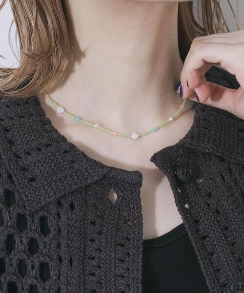SMELLY(スメリー)の「フラワーモチーフカラフルビーズネックレス(ネックレス・レディース・グリーン・-)」の9枚目の写真