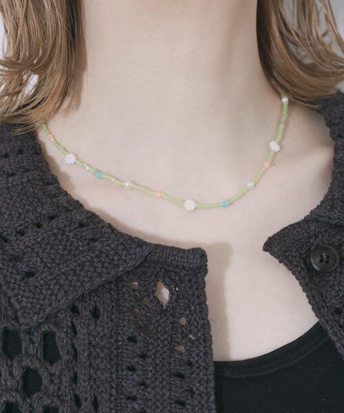 SMELLY(スメリー)の「フラワーモチーフカラフルビーズネックレス(ネックレス・レディース・グリーン・-)」の2枚目の写真