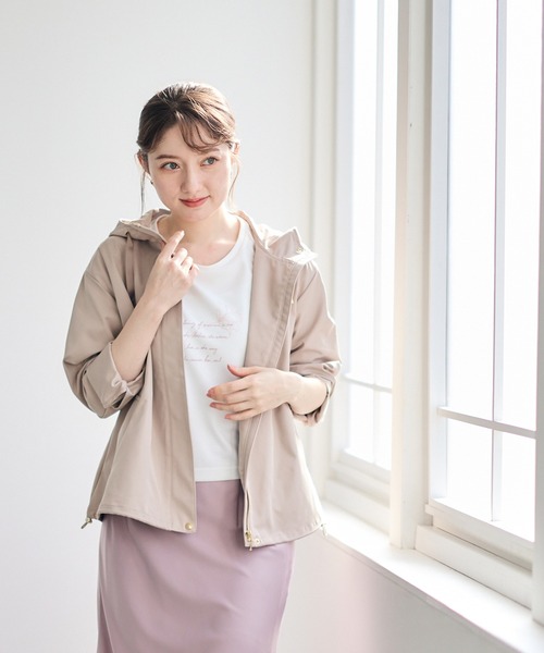 12Twelve Agenda（トゥエルブ　アジェンダ）の「撥水裾ドロストマウンテンパーカー（マウンテンパーカー・レディース・ベージュ/チャコールグレー・M）」の2枚目の写真