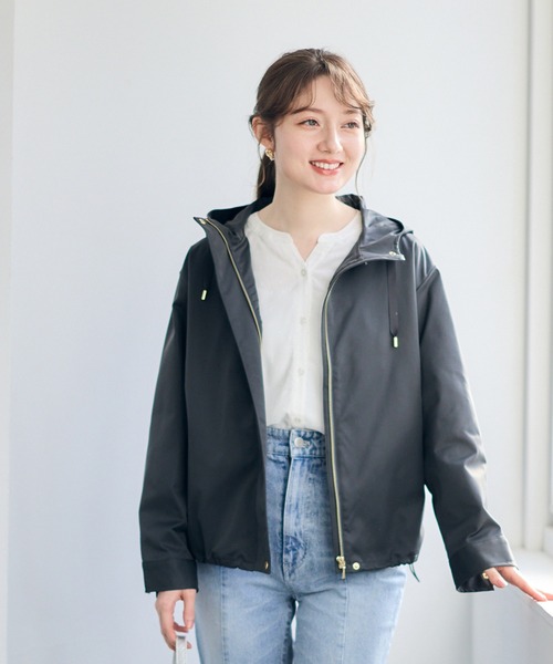 12Twelve Agenda（トゥエルブ　アジェンダ）の「撥水裾ドロストマウンテンパーカー（マウンテンパーカー・レディース・ベージュ/チャコールグレー・M）」の4枚目の写真