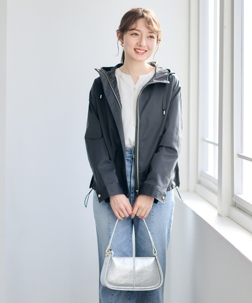 12Twelve Agenda（トゥエルブ　アジェンダ）の「撥水裾ドロストマウンテンパーカー（マウンテンパーカー・レディース・ベージュ/チャコールグレー・M）」の8枚目の写真