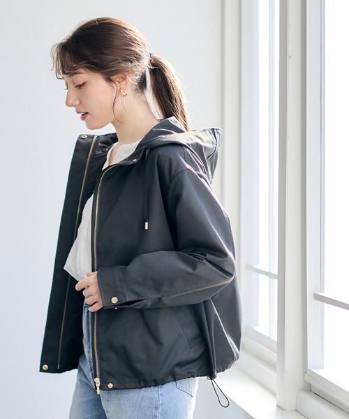 12Twelve Agenda（トゥエルブ　アジェンダ）の「撥水裾ドロストマウンテンパーカー（マウンテンパーカー・レディース・ベージュ/チャコールグレー・M）」の5枚目の写真