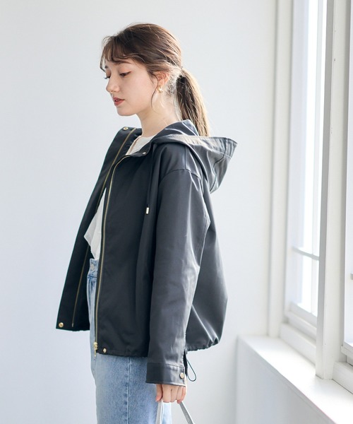 12Twelve Agenda（トゥエルブ　アジェンダ）の「撥水裾ドロストマウンテンパーカー（マウンテンパーカー・レディース・ベージュ/チャコールグレー・M）」の6枚目の写真