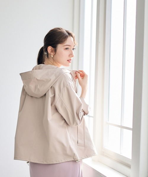 12Twelve Agenda（トゥエルブ　アジェンダ）の「撥水裾ドロストマウンテンパーカー（マウンテンパーカー・レディース・ベージュ/チャコールグレー・M）」の16枚目の写真