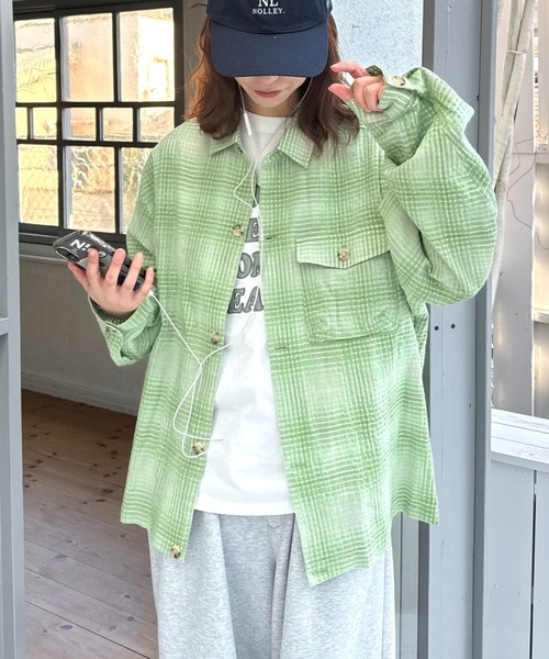 CIAOPANIC TYPY(チャオパニックティピー)の「【着心地◎】ユニセックス/シアサッカーフェードチェックシャツ(シャツ/ブラウス・メンズ・グリーン/ベージュ/グレー・MEDIUM/LARGE)」の4枚目の写真