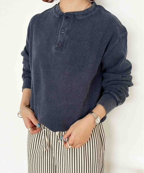 AS KNOW AS plus(アズノゥアズプラス)の「〇ワッフル ヘンリーネック 長袖Tシャツ 【UNISEX ITEM】(Tシャツ/カットソー・レディース・ブラック/ネイビー系/ブラック系・FREE)」の3枚目の写真