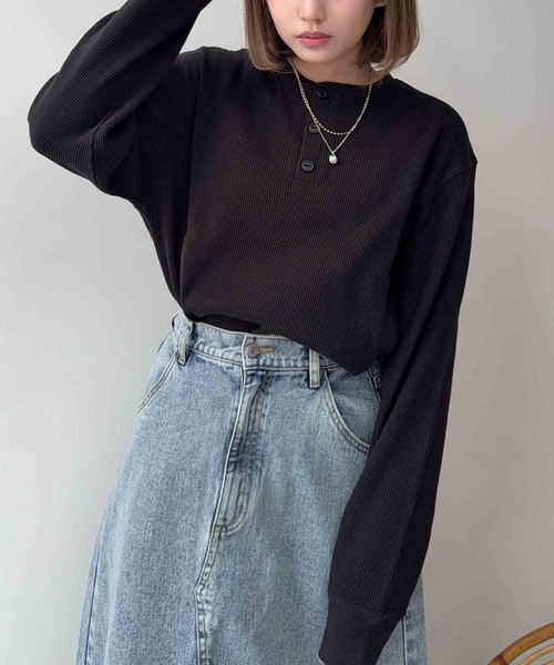 AS KNOW AS plus(アズノゥアズプラス)の「〇ワッフル ヘンリーネック 長袖Tシャツ 【UNISEX ITEM】(Tシャツ/カットソー・レディース・ブラック/ネイビー系/ブラック系・FREE)」の2枚目の写真