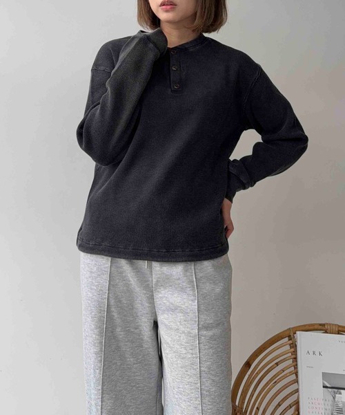 AS KNOW AS plus(アズノゥアズプラス)の「〇ワッフル ヘンリーネック 長袖Tシャツ 【UNISEX ITEM】(Tシャツ/カットソー・レディース・ブラック/ネイビー系/ブラック系・FREE)」の4枚目の写真