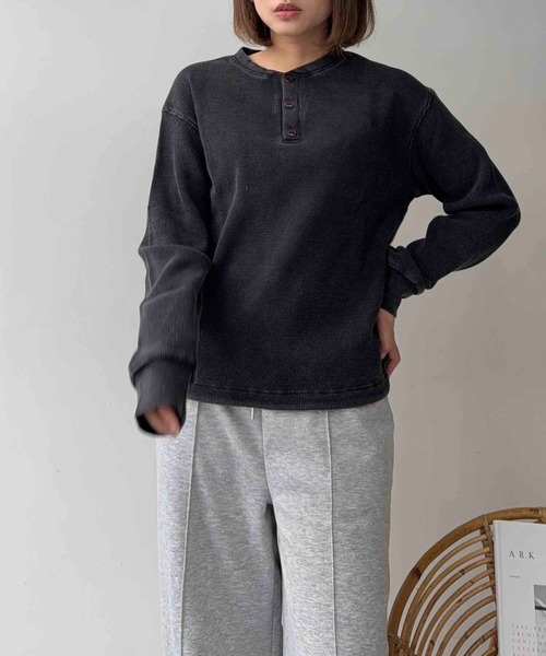 AS KNOW AS plus(アズノゥアズプラス)の「〇ワッフル ヘンリーネック 長袖Tシャツ 【UNISEX ITEM】(Tシャツ/カットソー・レディース・ブラック/ネイビー系/ブラック系・FREE)」の5枚目の写真