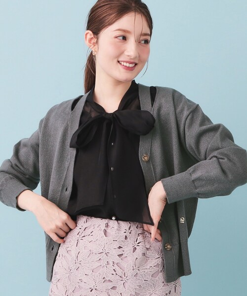 index(インデックス)の「ラメリリースリットVネックカーディガン【洗濯機OK】(カーディガン/ボレロ・レディース・ピンク系1/オフホワイト/チャコールグレー/ブルー・00)」の2枚目の写真