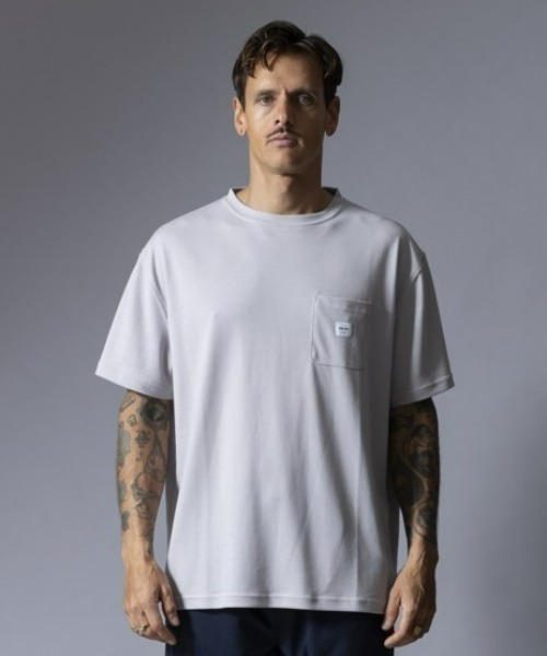 ROARK REVIVAL(ロアークリバイバル)の「【ROARK】"LABEL POCKET" DriRelease TEE(Tシャツ/カットソー・メンズ・グレー・LARGE/MEDIUM/X-LARGE)」の1枚目の写真