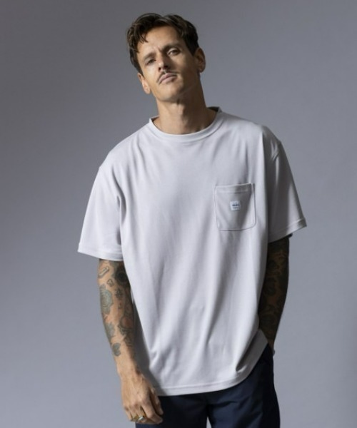 ROARK REVIVAL(ロアークリバイバル)の「【ROARK】"LABEL POCKET" DriRelease TEE(Tシャツ/カットソー・メンズ・グレー・LARGE/MEDIUM/X-LARGE)」の2枚目の写真