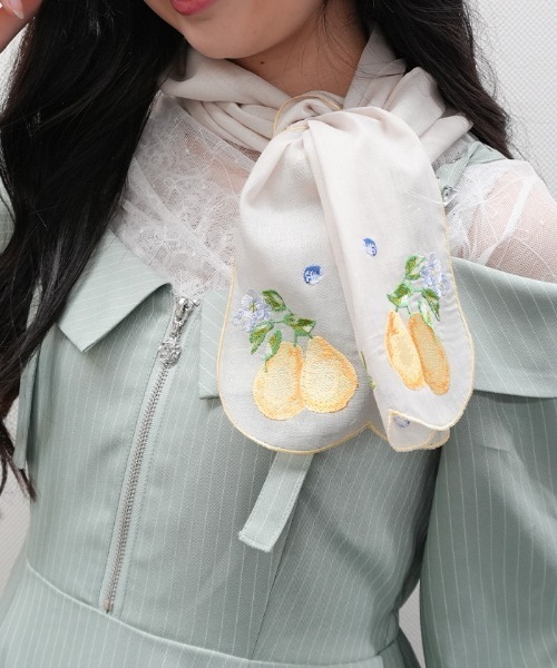 axes femme（アクシーズファム）の「フルーツ刺繍ストール（マフラー・レディース・イエロー/ラベンダー・FREE）」の3枚目の写真