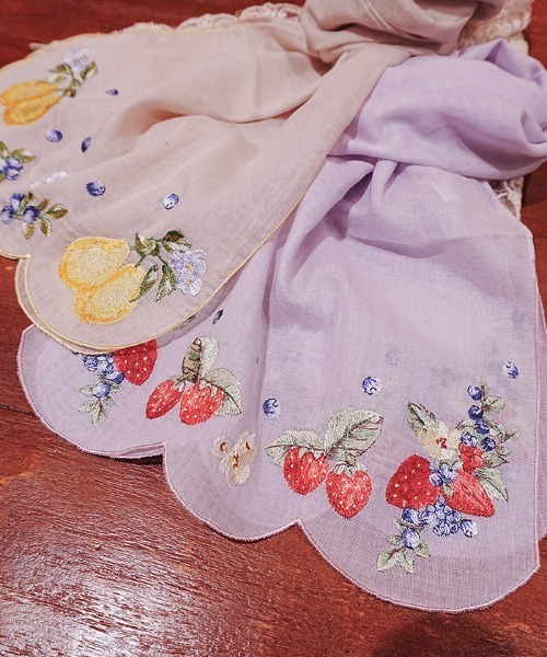 axes femme（アクシーズファム）の「フルーツ刺繍ストール（マフラー・レディース・イエロー/ラベンダー・FREE）」の5枚目の写真