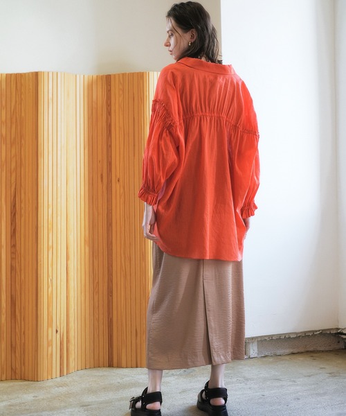 Editt by YECCA VECCA（エディットバイイェッカヴェッカ）の「【尾崎紗代子さん着用】綿麻シアーボリュームギャザーシャツ（シャツ/ブラウス・レディース・オフホワイト/ネイビー/オレンジ・FREE）」の7枚目の写真