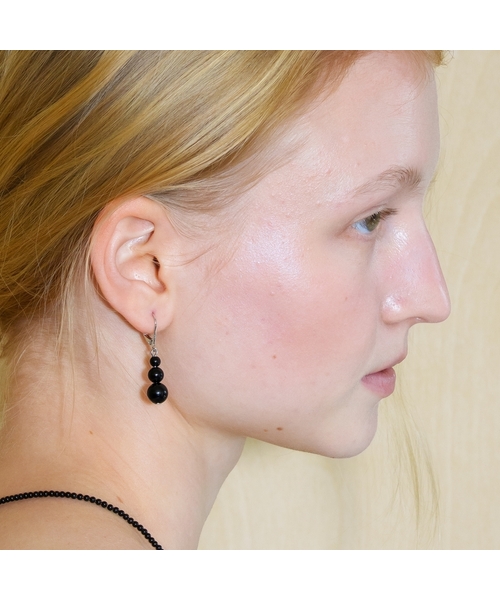LOVE ME MONSTER(ラブミーモンスター)の「3 Gems Hook Earrings_2COL (L261MER050)(ピアス(両耳用)・レディース・ホワイト/ブラック・FREE)」の1枚目の写真