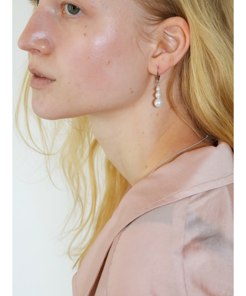 LOVE ME MONSTER(ラブミーモンスター)の「3 Gems Hook Earrings_2COL (L261MER050)(ピアス(両耳用)・レディース・ホワイト/ブラック・FREE)」の4枚目の写真