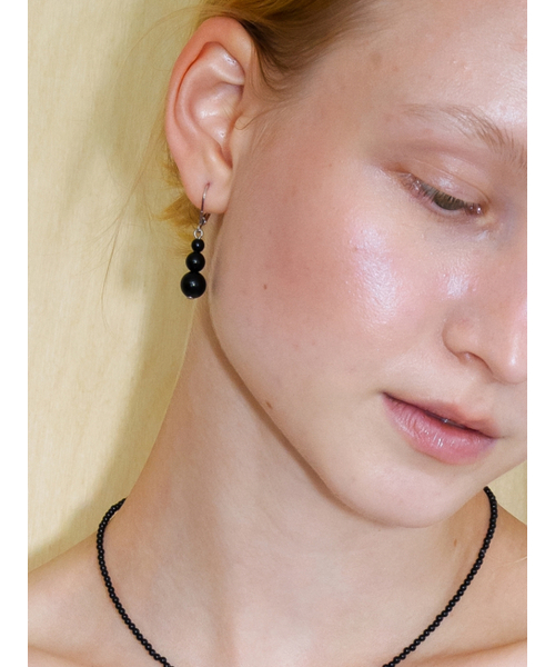 LOVE ME MONSTER(ラブミーモンスター)の「3 Gems Hook Earrings_2COL (L261MER050)(ピアス(両耳用)・レディース・ホワイト/ブラック・FREE)」の5枚目の写真
