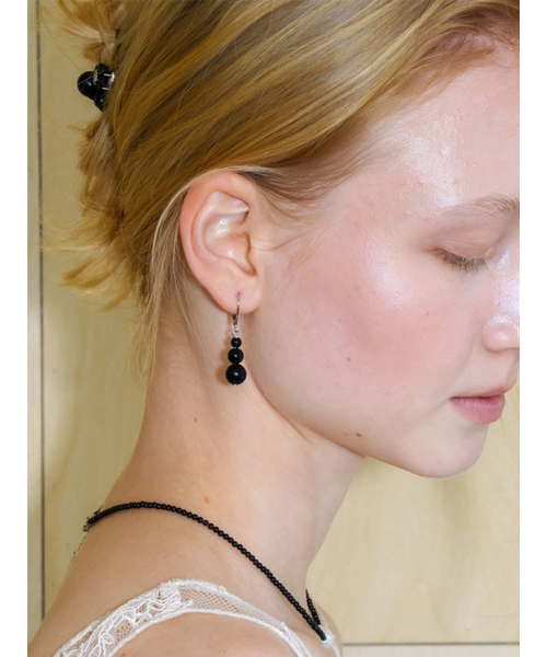 LOVE ME MONSTER(ラブミーモンスター)の「3 Gems Hook Earrings_2COL (L261MER050)(ピアス(両耳用)・レディース・ホワイト/ブラック・FREE)」の6枚目の写真