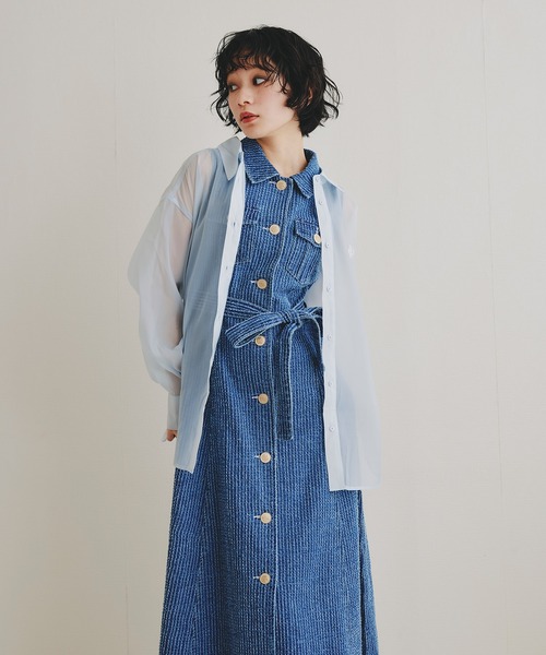 REDYAZEL(レディアゼル)の「レーザーカットデニムロングシャツワンピース(ワンピース・レディース・ホワイト/ネイビー/サックスブルー・SMALL/MEDIUM)」の9枚目の写真