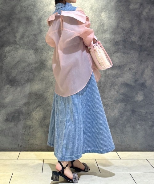 REDYAZEL(レディアゼル)の「レーザーカットデニムロングシャツワンピース(ワンピース・レディース・ホワイト/ネイビー/サックスブルー・SMALL/MEDIUM)」の7枚目の写真