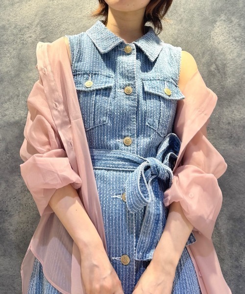REDYAZEL(レディアゼル)の「レーザーカットデニムロングシャツワンピース(ワンピース・レディース・ホワイト/ネイビー/サックスブルー・SMALL/MEDIUM)」の8枚目の写真