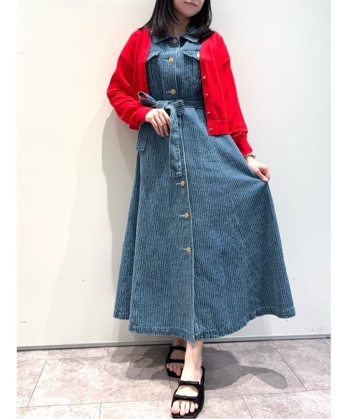 REDYAZEL(レディアゼル)の「レーザーカットデニムロングシャツワンピース(ワンピース・レディース・ホワイト/ネイビー/サックスブルー・SMALL/MEDIUM)」の4枚目の写真