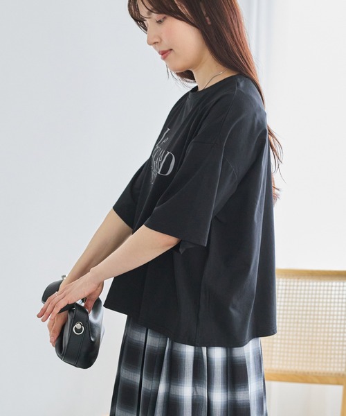 LAVEANGE(ラビアンジェ)の「ワイドシルエットロゴTシャツ|大人カジュアル/こなれ感 / 抜け感/オーバーサイズ/ゆるシルエット/半袖(Tシャツ/カットソー・レディース・オフホワイト/ブラック/ブラウン・4L/3L/LL/M/5L)」の19枚目の写真