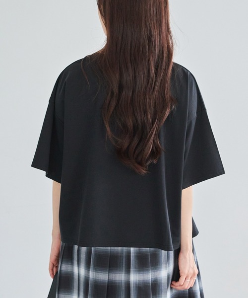 LAVEANGE(ラビアンジェ)の「ワイドシルエットロゴTシャツ|大人カジュアル/こなれ感 / 抜け感/オーバーサイズ/ゆるシルエット/半袖(Tシャツ/カットソー・レディース・オフホワイト/ブラック/ブラウン・4L/3L/LL/M/5L)」の17枚目の写真