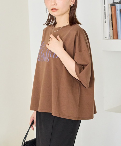 LAVEANGE(ラビアンジェ)の「ワイドシルエットロゴTシャツ|大人カジュアル/こなれ感 / 抜け感/オーバーサイズ/ゆるシルエット/半袖(Tシャツ/カットソー・レディース・オフホワイト/ブラック/ブラウン・4L/3L/LL/M/5L)」の8枚目の写真