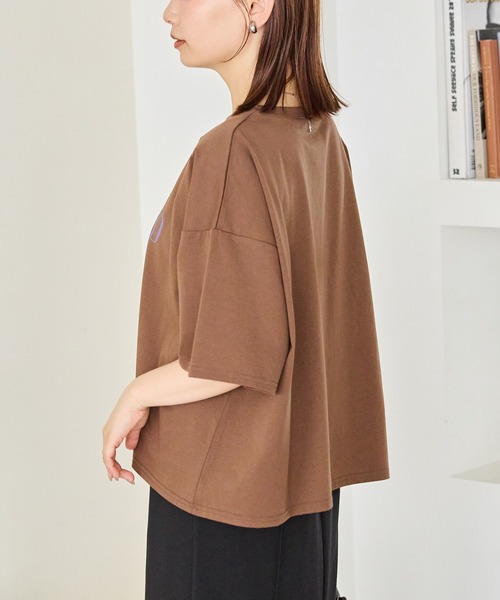 LAVEANGE(ラビアンジェ)の「ワイドシルエットロゴTシャツ|大人カジュアル/こなれ感 / 抜け感/オーバーサイズ/ゆるシルエット/半袖(Tシャツ/カットソー・レディース・オフホワイト/ブラック/ブラウン・4L/3L/LL/M/5L)」の6枚目の写真