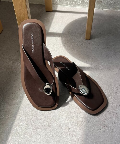 CAPRICIEUX LE'MAGE(カプリシューレマージュ)の「モチーフセパレートトングサンダル(パンプス・レディース・ブラウン/ブラック・38/37/36)」の1枚目の写真