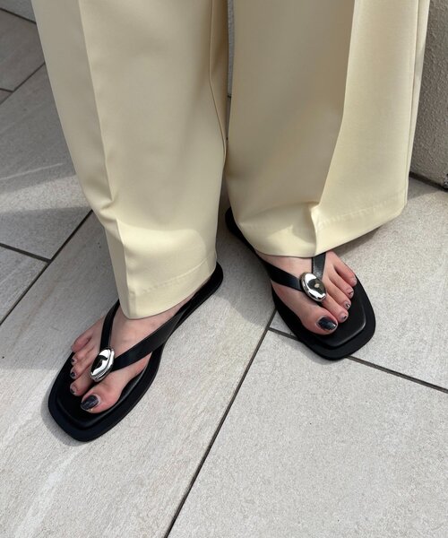 CAPRICIEUX LE'MAGE(カプリシューレマージュ)の「モチーフセパレートトングサンダル(パンプス・レディース・ブラウン/ブラック・38/37/36)」の4枚目の写真
