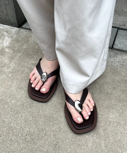 CAPRICIEUX LE'MAGE(カプリシューレマージュ)の「モチーフセパレートトングサンダル(パンプス・レディース・ブラウン/ブラック・38/37/36)」の10枚目の写真