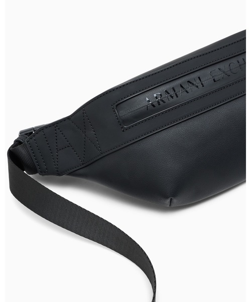 ARMANI EXCHANGE（アルマーニエクスチェンジ）の「【A|X アルマーニ エクスチェンジ】＜オンライン限定＞AXロゴ ボディバッグ/ウエストバッグ（ボディバッグ/ウエストポーチ・メンズ・ブラック・FREE）」の4枚目の写真